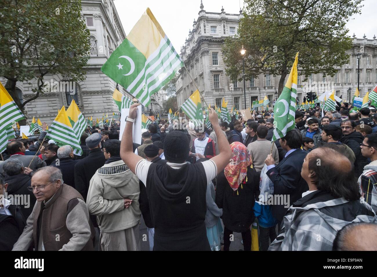 Londres, Royaume-Uni. 26Th Oct, 2014. Plusieurs centaines de partisans pro-kashmiri prendre part à la soi-disant 'millions'' mars de Trafalgar Square à Downing Street. La date de la marche, le 26 octobre, a été mis en évidence comme significative pour les groupes pro-Pakistan comme c'est à cette date en 1947 que le dernier souverain de l'état de Jammu-et-Cachemire a adhéré à l'Inde. Sur la photo : Pro-Kashmiri partisans entourent l'entrée de Downing Street. © Lee Thomas/ZUMA/Alamy Fil Live News Banque D'Images