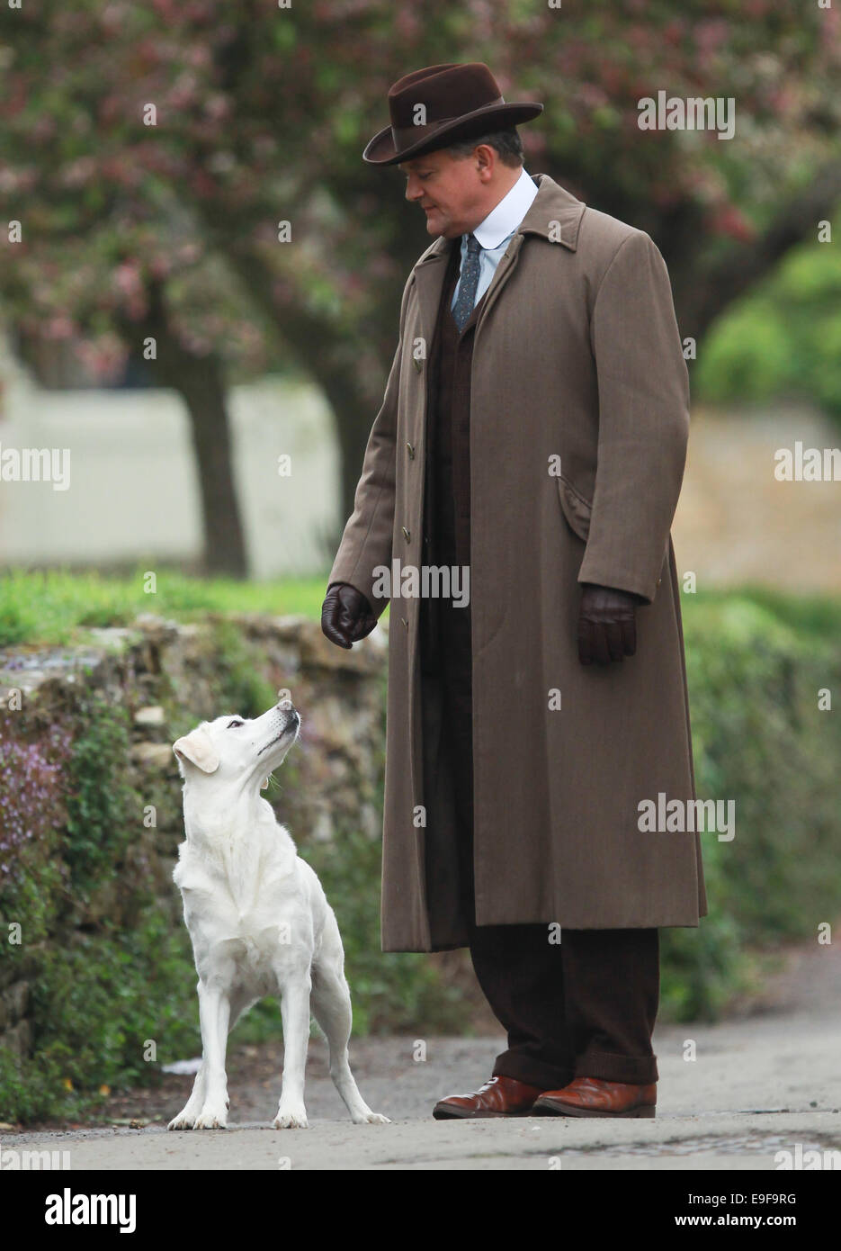 Le cast de Downton Abbey les scènes de films sur l'emplacement à l'extérieur d'un cimetière avec : Hugh Bonneville Où : Bampton, Royaume-Uni Quand : 24 Avr 2014 Banque D'Images