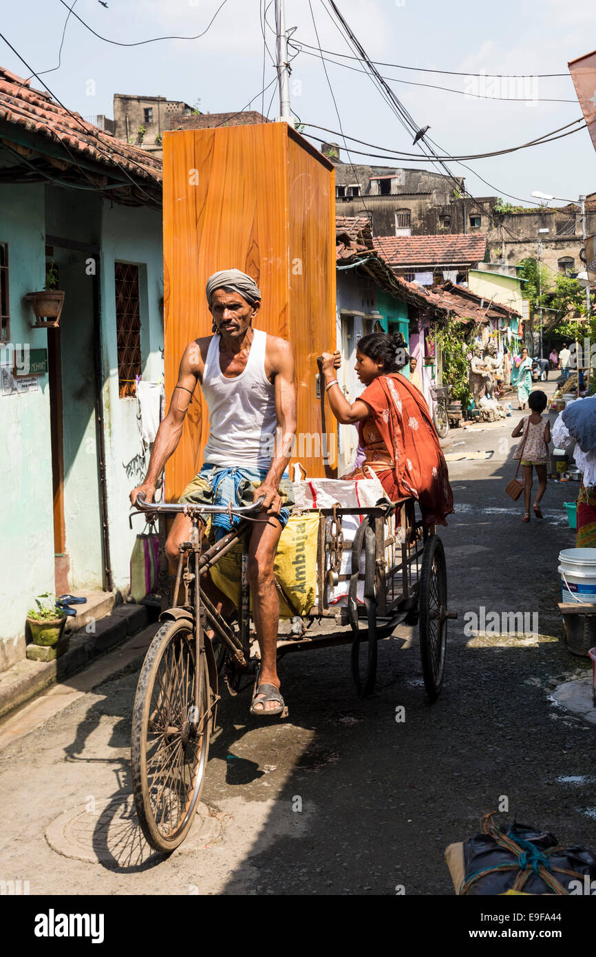 Homme transportant des marchandises dans un tricycle. Le nord de Kolkata, West Bengal, India Banque D'Images