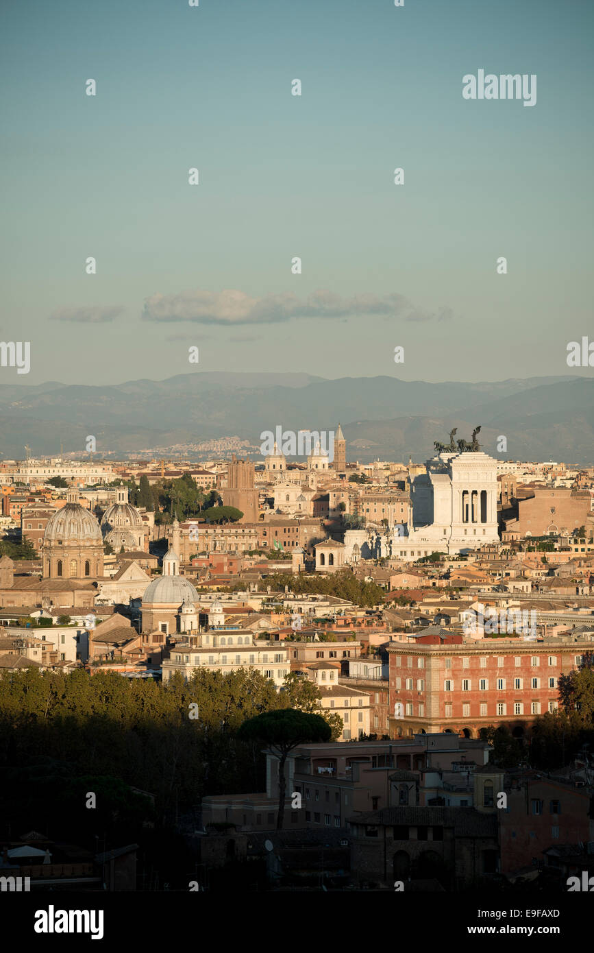 Rome. L'Italie. Vue sur la ville en direction de la Piazza Venezia à partir de la Piazza Garibaldi, sur la colline du Janicule. Banque D'Images