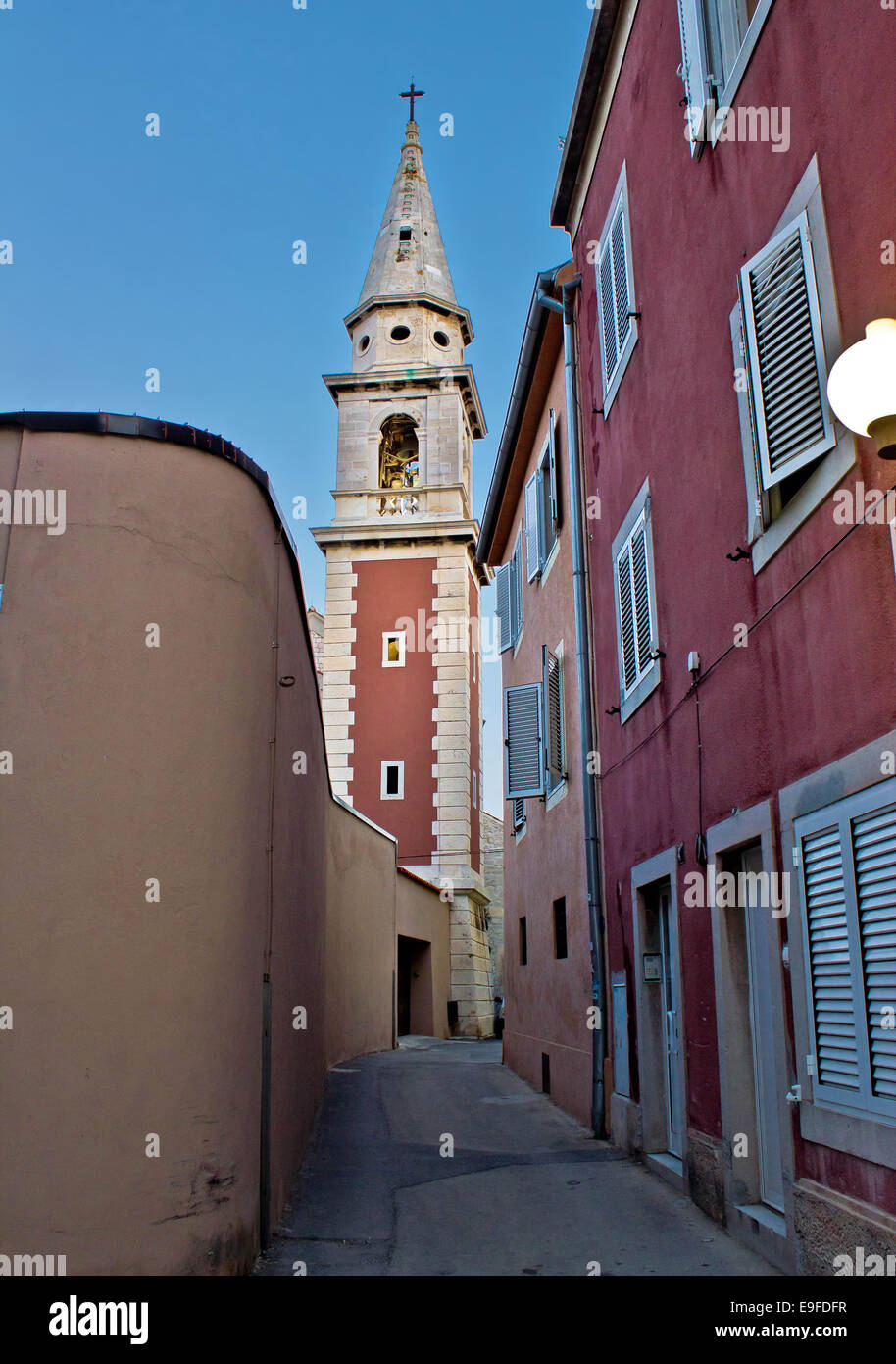 Vieille rue étroite à Zadar Banque D'Images
