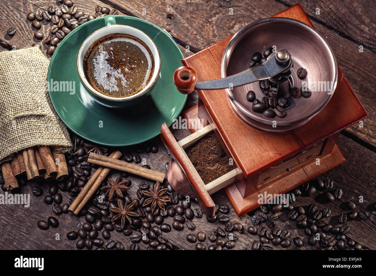 Tasse de café chaud et des grains de café frais et moulin café Banque D'Images