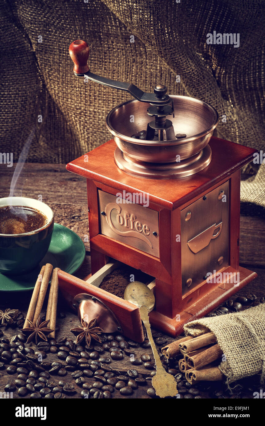 Tasse de café chaud et des grains de café frais et moulin café Banque D'Images