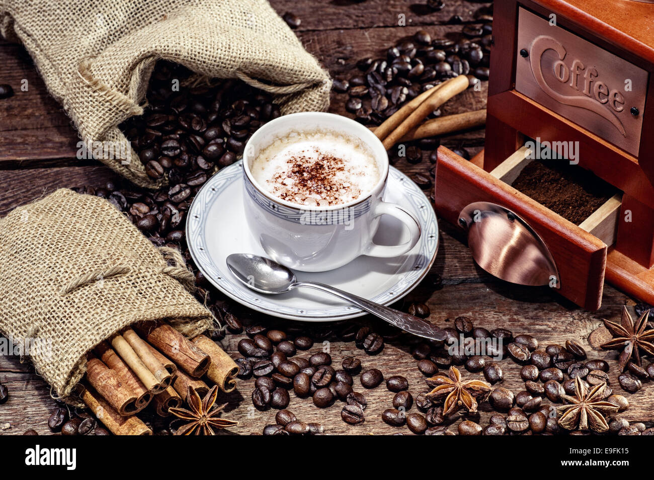 Tasse de café chaud et des grains de café frais et moulin café Banque D'Images