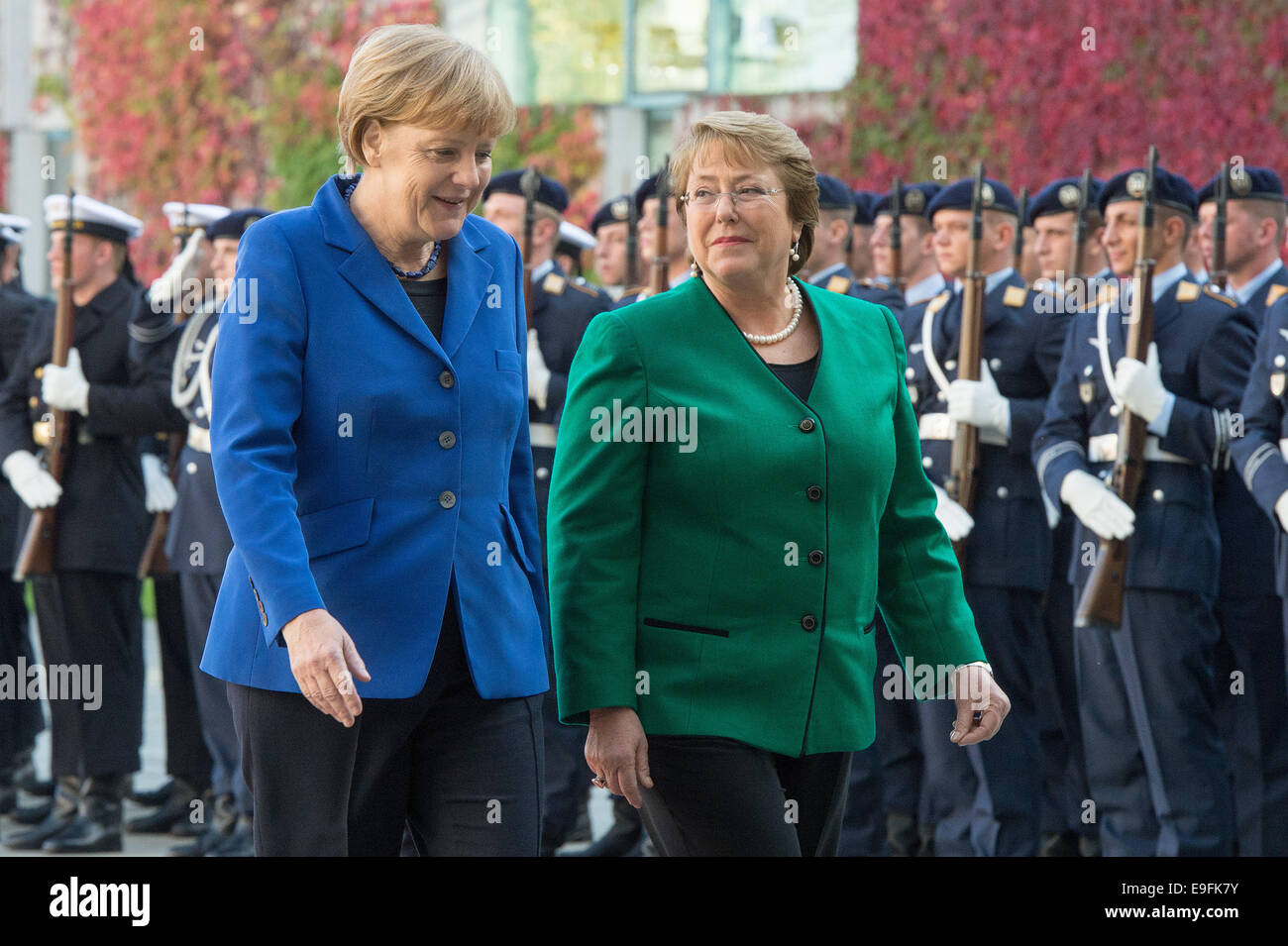 Berlin, Allemagne. 27 Oct, 2014. La chancelière allemande Angela Merkel (L) reçoit le président de la République du Chili, Michelle Bachelet, avec les honneurs militaires à la chancellerie à Berlin, Allemagne, 27 octobre 2014. Dpa : Crédit photo alliance/Alamy Live News Banque D'Images