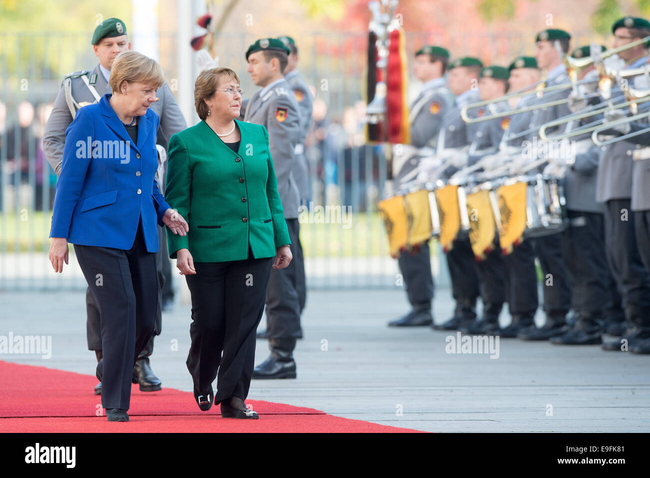 Berlin, Allemagne. 27 Oct, 2014. La chancelière allemande Angela Merkel (L) reçoit le président de la République du Chili, Michelle Bachelet, avec les honneurs militaires à la chancellerie à Berlin, Allemagne, 27 octobre 2014. Dpa : Crédit photo alliance/Alamy Live News Banque D'Images