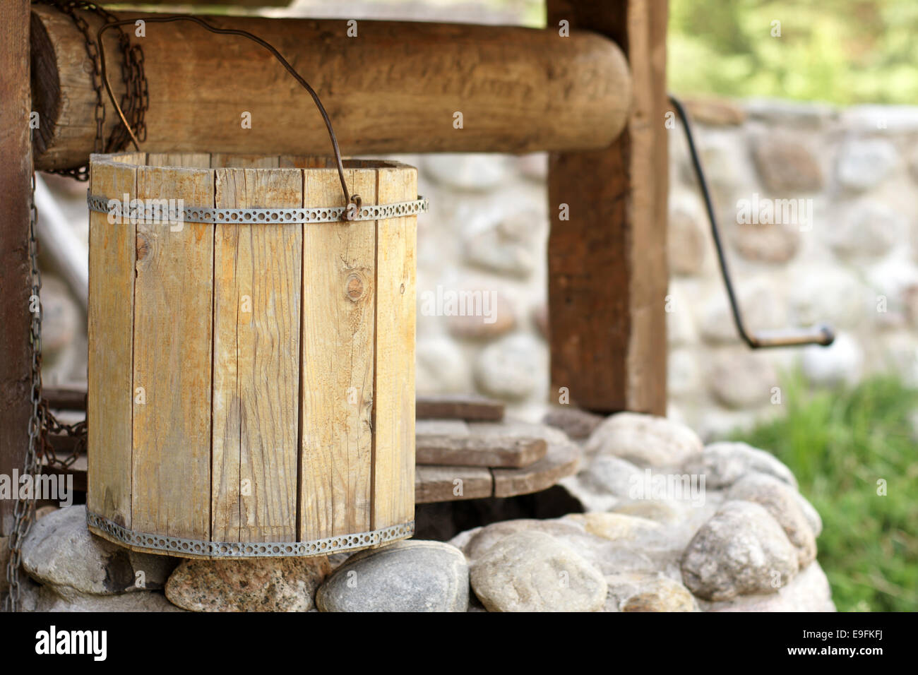 Détail de puits avec le seau en bois Photo Stock - Alamy