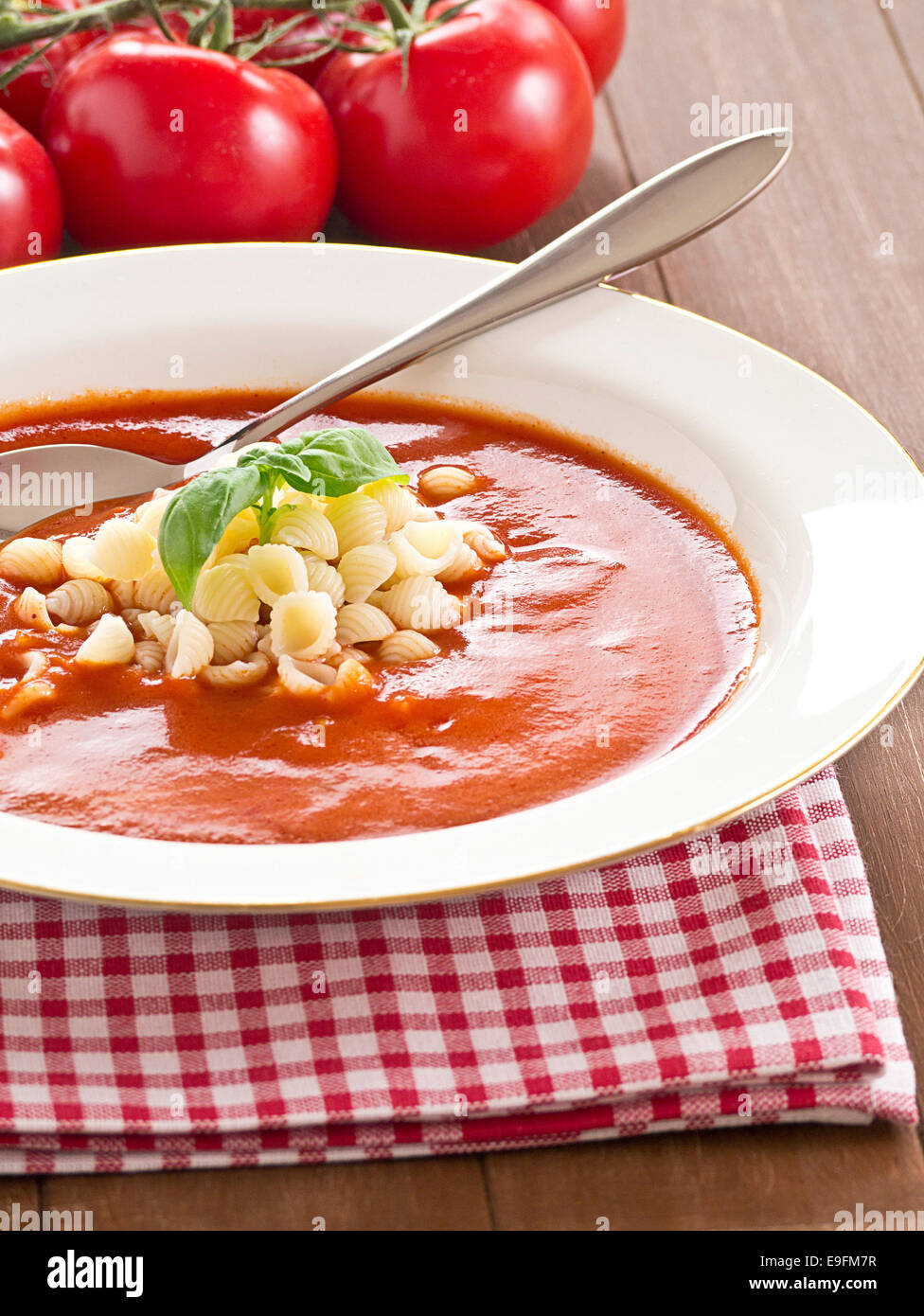 Soupe aux tomates avec des pâtes Banque D'Images