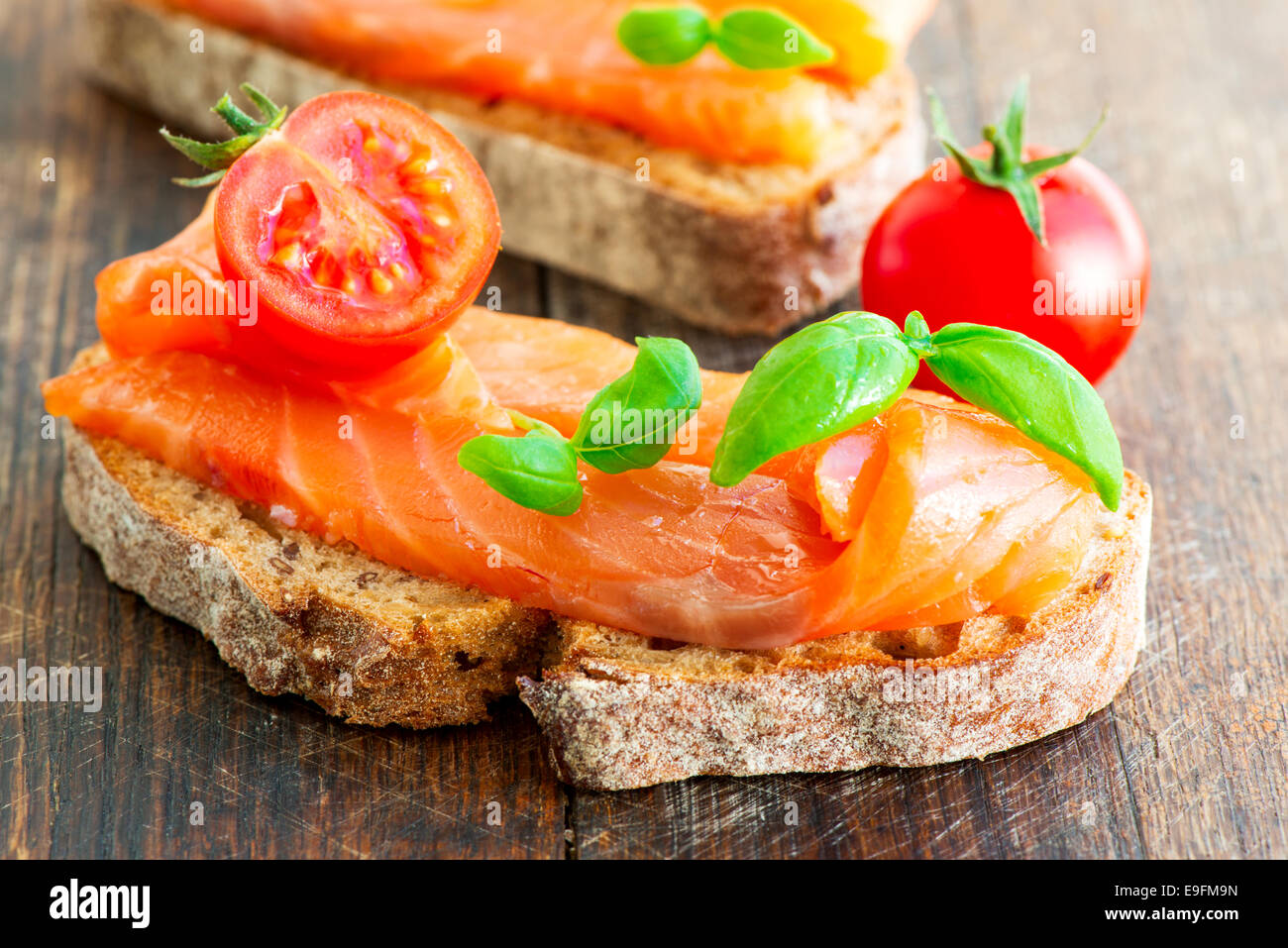 Deux sandwiches au saumon sur table en bois Banque D'Images