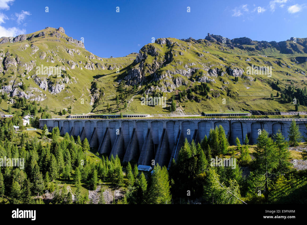 Barrage et lac du Trentin, Italie, col Fedaia Banque D'Images