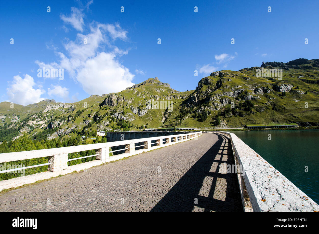 Barrage et lac du Trentin, Italie, col Fedaia Banque D'Images