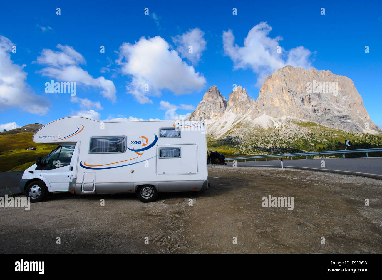 Motor home Locations de Dolomites, Italie camping-sur la piste Banque D'Images