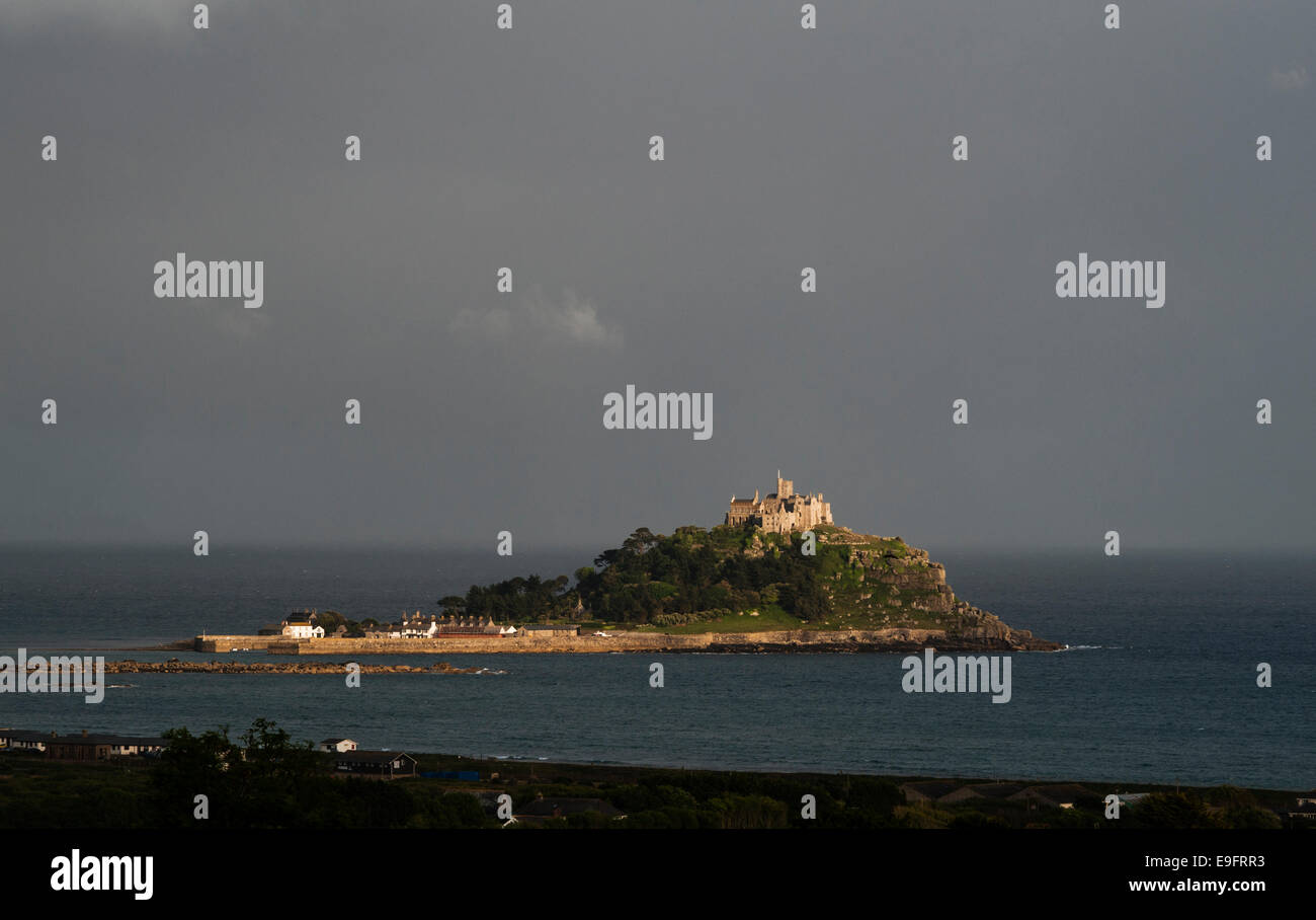 St Michael's Mount, Marazion, Cornouailles, Royaume-Uni. Une tempête s'approchant de l'autre côté de la baie de Mount Banque D'Images