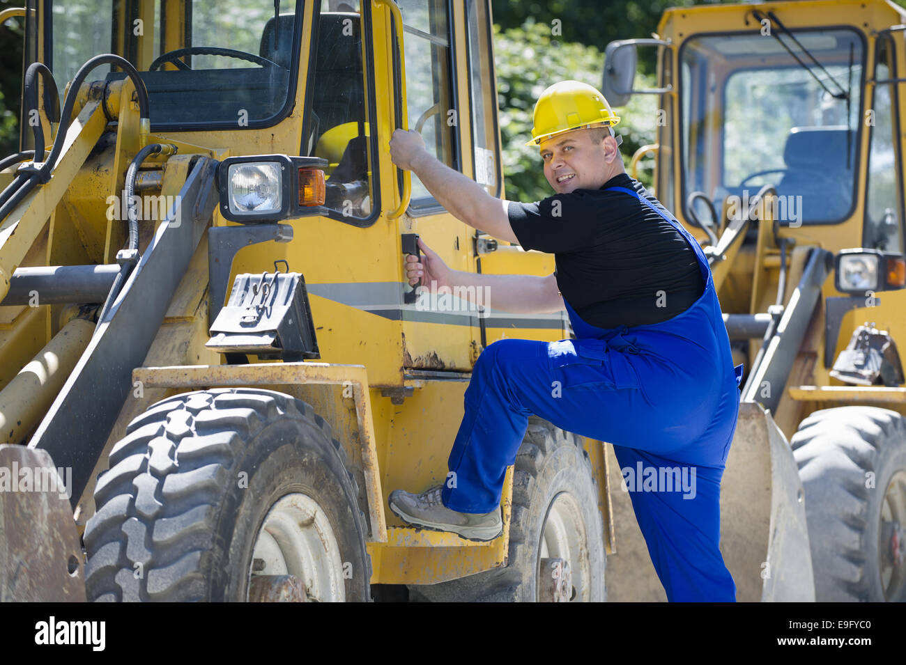Les travailleurs de la construction sur une machine de travail Banque D'Images