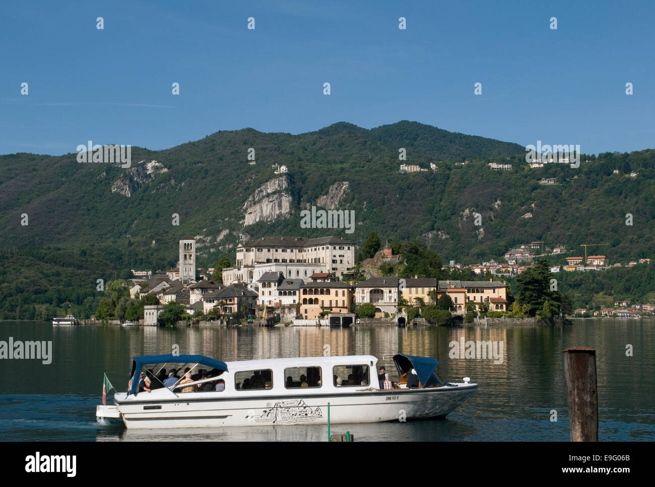 Les touristes un conseil d'un bateau à moteur dirigé vers l'île de San Giulio, lac d'Orta, Piémont, Italie Banque D'Images