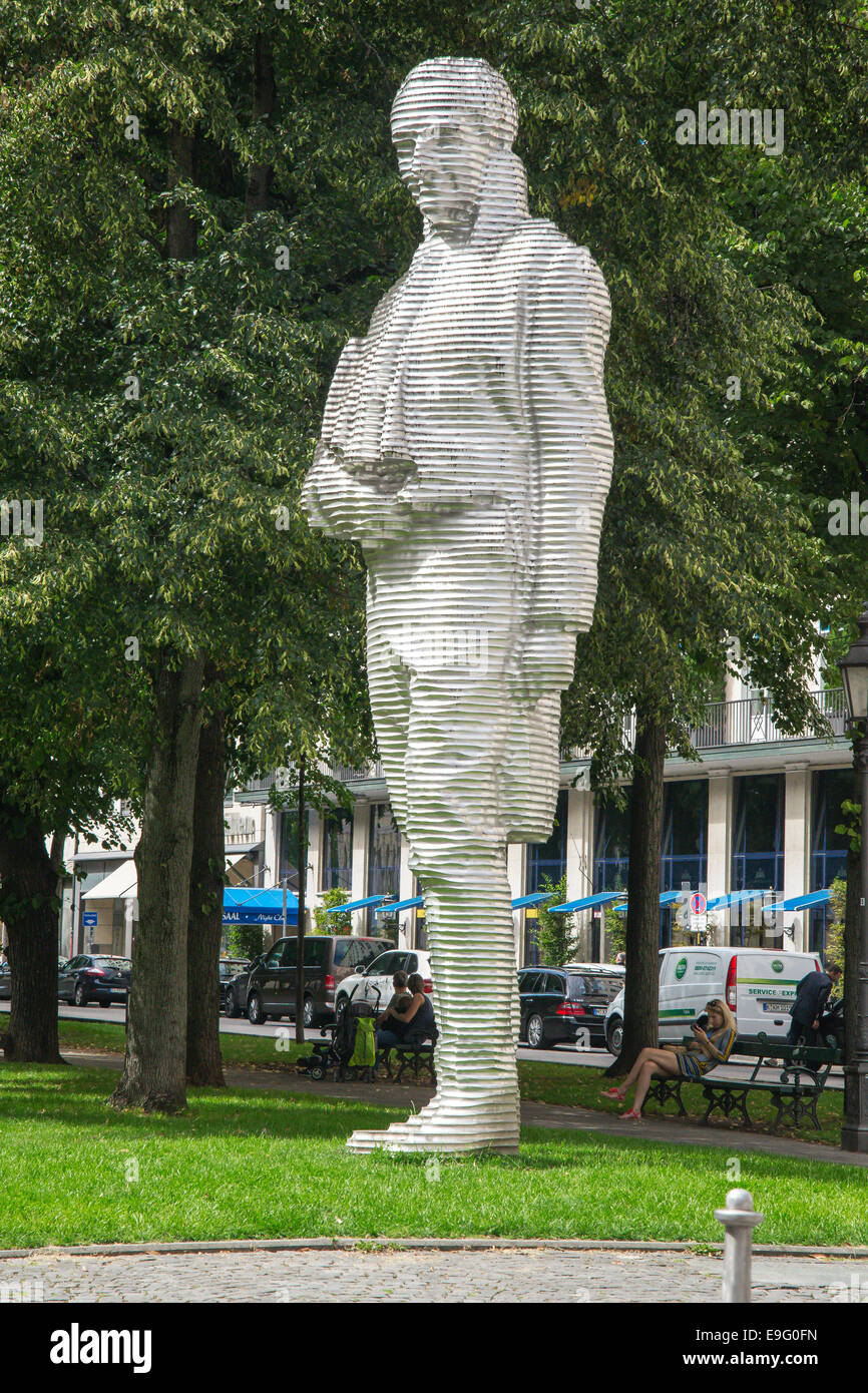 Sculpture moderne en métal blanc, Munich, capitale de la Bavière, Allemagne, Europe Banque D'Images