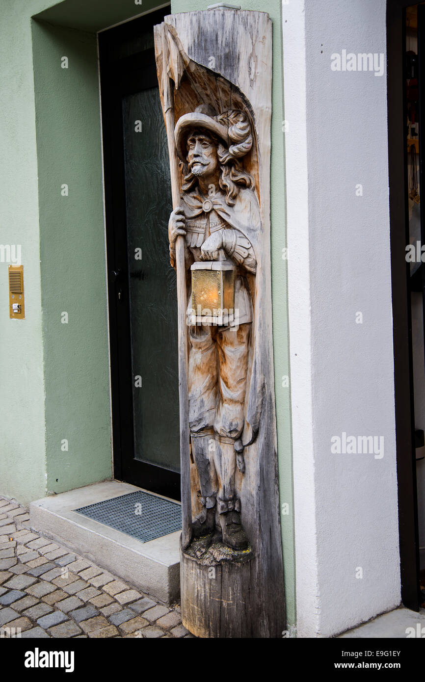 Sculpture en bois d'une garde côtière médiévale avec une lanterne à l'entrée de la maison, Oberammergau , Bavière, Allemagne , Europe Banque D'Images