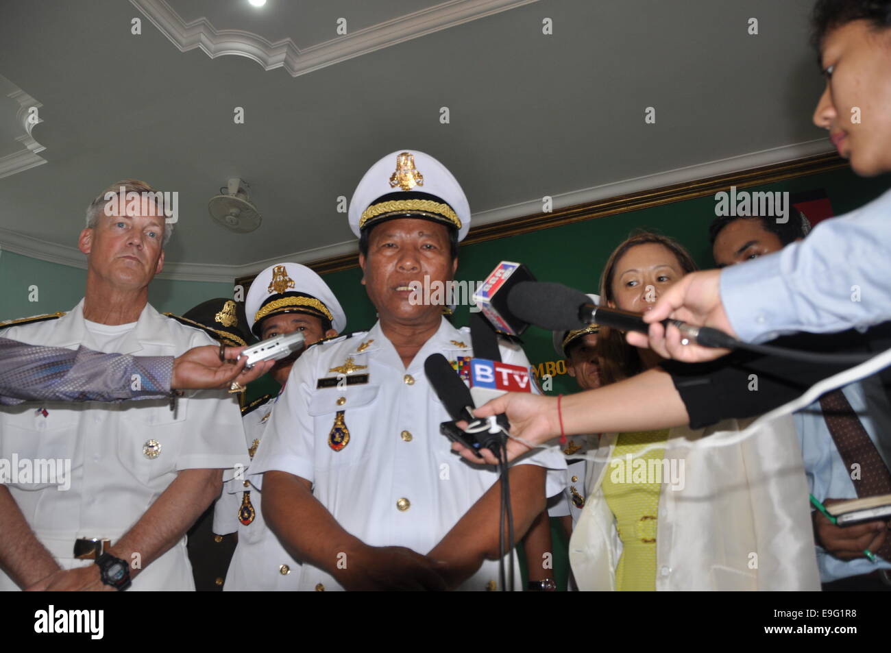 Preah Sihanouk, le Cambodge. 27 Oct, 2014. L'amiral Plateau Vinh (C), commandant de la Marine royale cambodgienne, parle aux médias après la cérémonie d'ouverture de la coopération 2014 Préparation à flot et de la formation (CARAT) de l'exercice dans la province de Preah Sihanouk, le Cambodge, le 27 octobre 2014. Le personnel de la marine américaine et cambodgienne le lundi a commencé un exercice de cinq jours ici à la rame Naval Base, visant à accroître la sécurité maritime et la coopération des compétences. Credit : Sovannara/Xinhua/Alamy Live News Banque D'Images