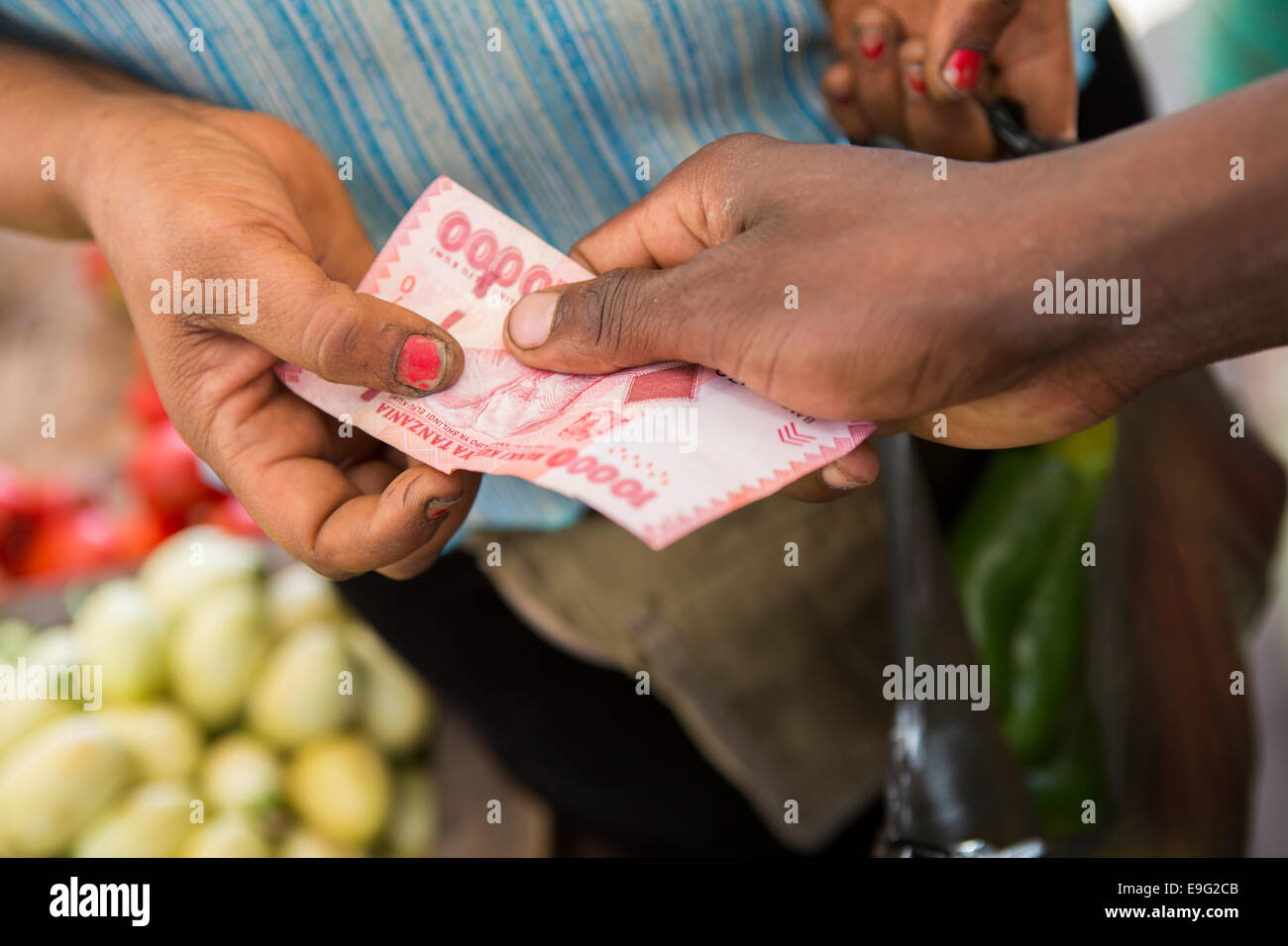 Vente à un marché de fruits à Dar es Salaam, Tanzanie, Afrique de l'Est en utilisant le shilling tanzanien. Banque D'Images