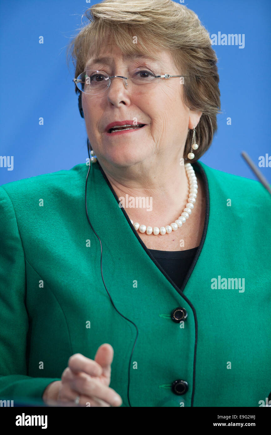 La chancelière allemande Angela Merkel et le président de la République du Chili, Michelle Bachelet, donner une conférence de presse conjointe à l'issue de la réunion avec des sujets comme les relations bilatérales, la coopération dans les domaines de l'économie, de l'énergie, des sciences et de la recherche ainsi que dans les enjeux mondiaux et la situation actuelle en Amérique latine et dans les crises internationales. À la Chancellerie fédérale le 27 octobre 2014 à Berlin, Allemagne. / Photo : Michelle Bachelet, présidente de la République du Chili. Banque D'Images