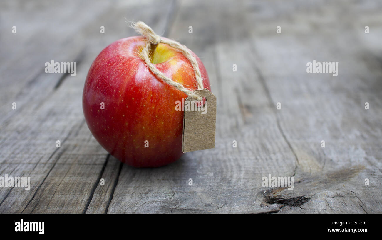 Pomme Rouge avec une étiquette de prix Banque D'Images