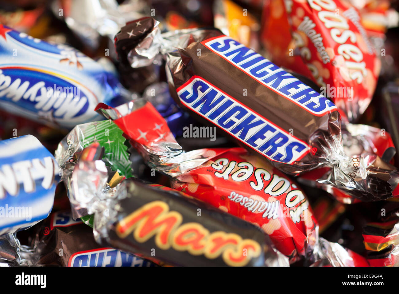 Paphos, Chypre - Décembre 19, 2013, Mars, Snickers et Milky Way Galaxy, d'abondance et de Maltesers réflexion candy heap. Banque D'Images