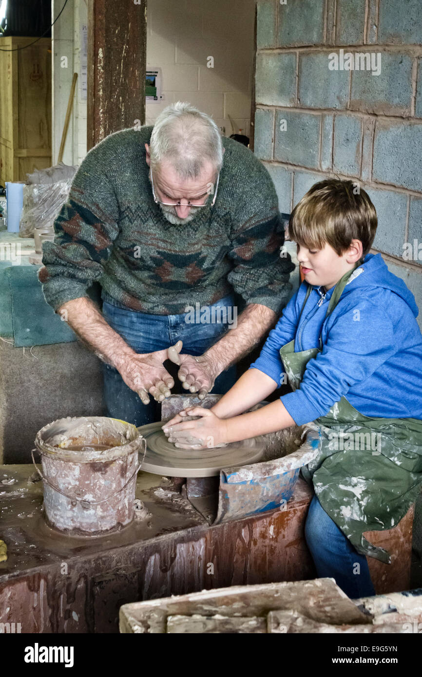 Une journée d'artisanat pour les enfants à la Sidney Nolan Trust, le Rodd, Presteigne, Powys, UK Banque D'Images