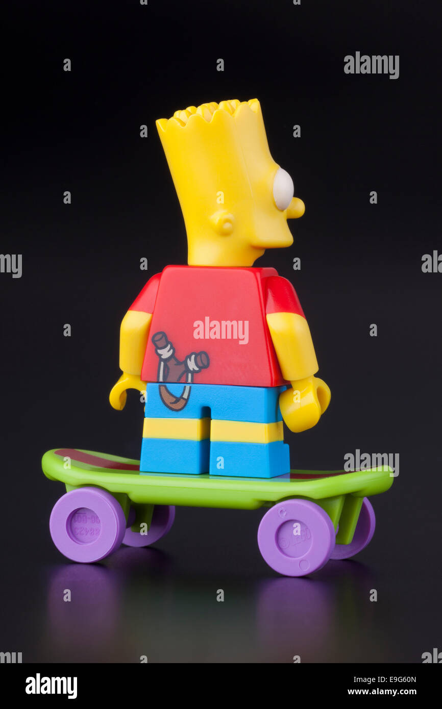 Tambov, Fédération de Russie - 30 avril 2014 Bart Simpson Lego playmobil - 5116 - moto vue arrière sur roulettes sur fond noir. Banque D'Images