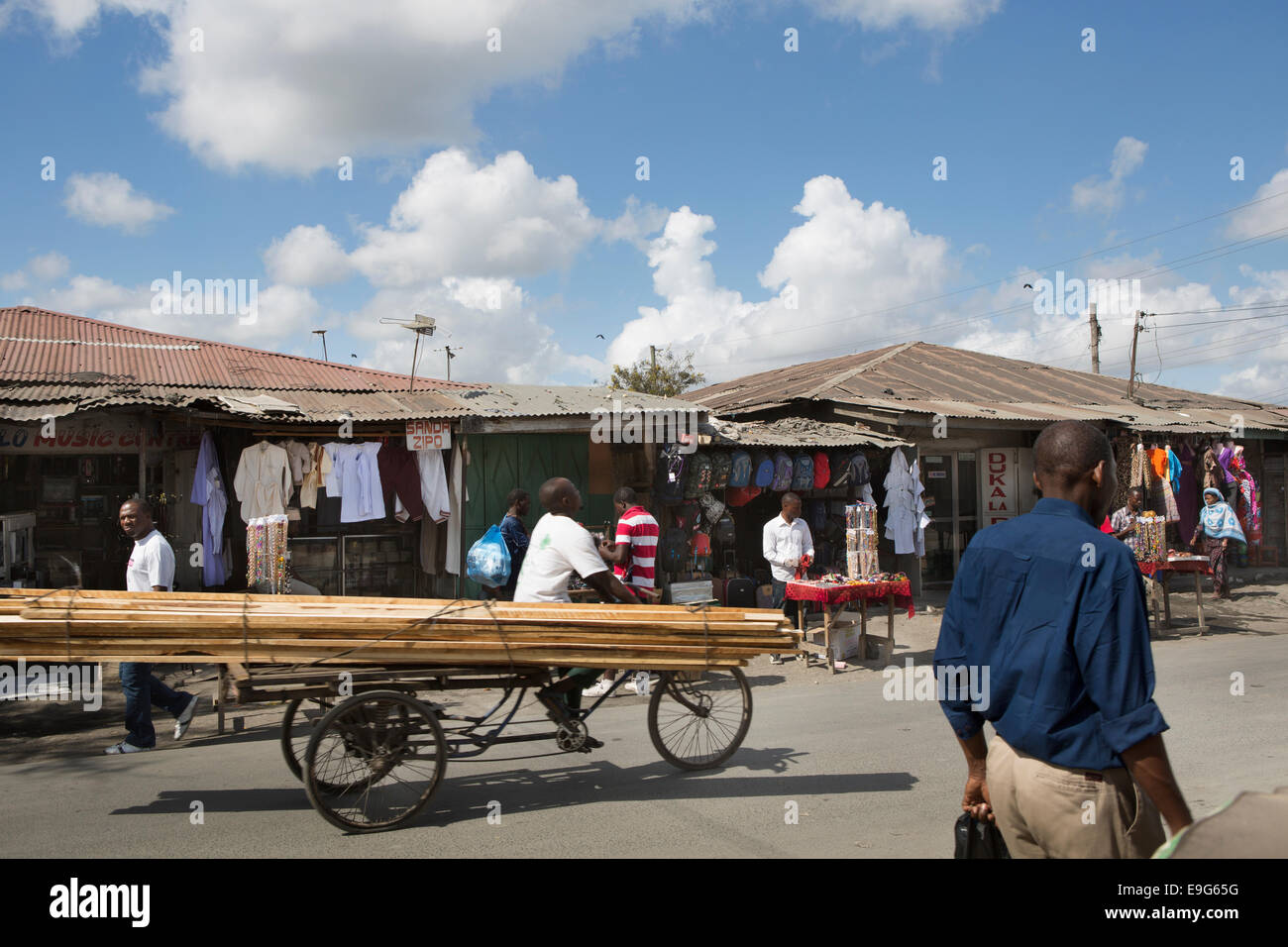 Scène de rue animée à Dar es Salaam, Tanzanie, Afrique de l'Est. Banque D'Images