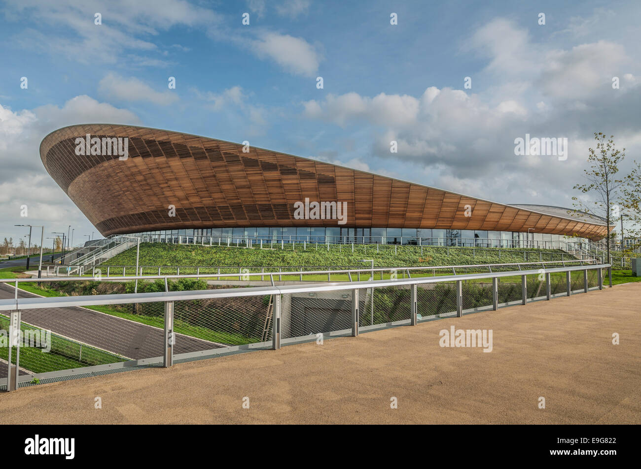 Vue extérieure du vélodrome Lee Valley, Stratford, East London par Hopkins Architects : Phillip Roberts Banque D'Images