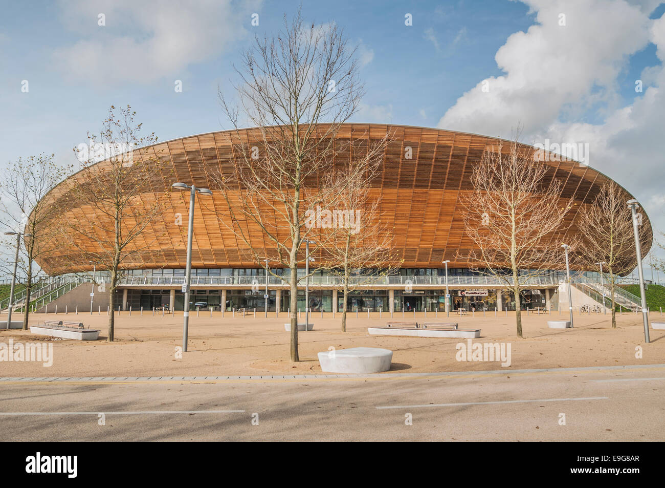 Vue extérieure du vélodrome Lee Valley, Stratford, East London par Hopkins Architects : Phillip Roberts Banque D'Images