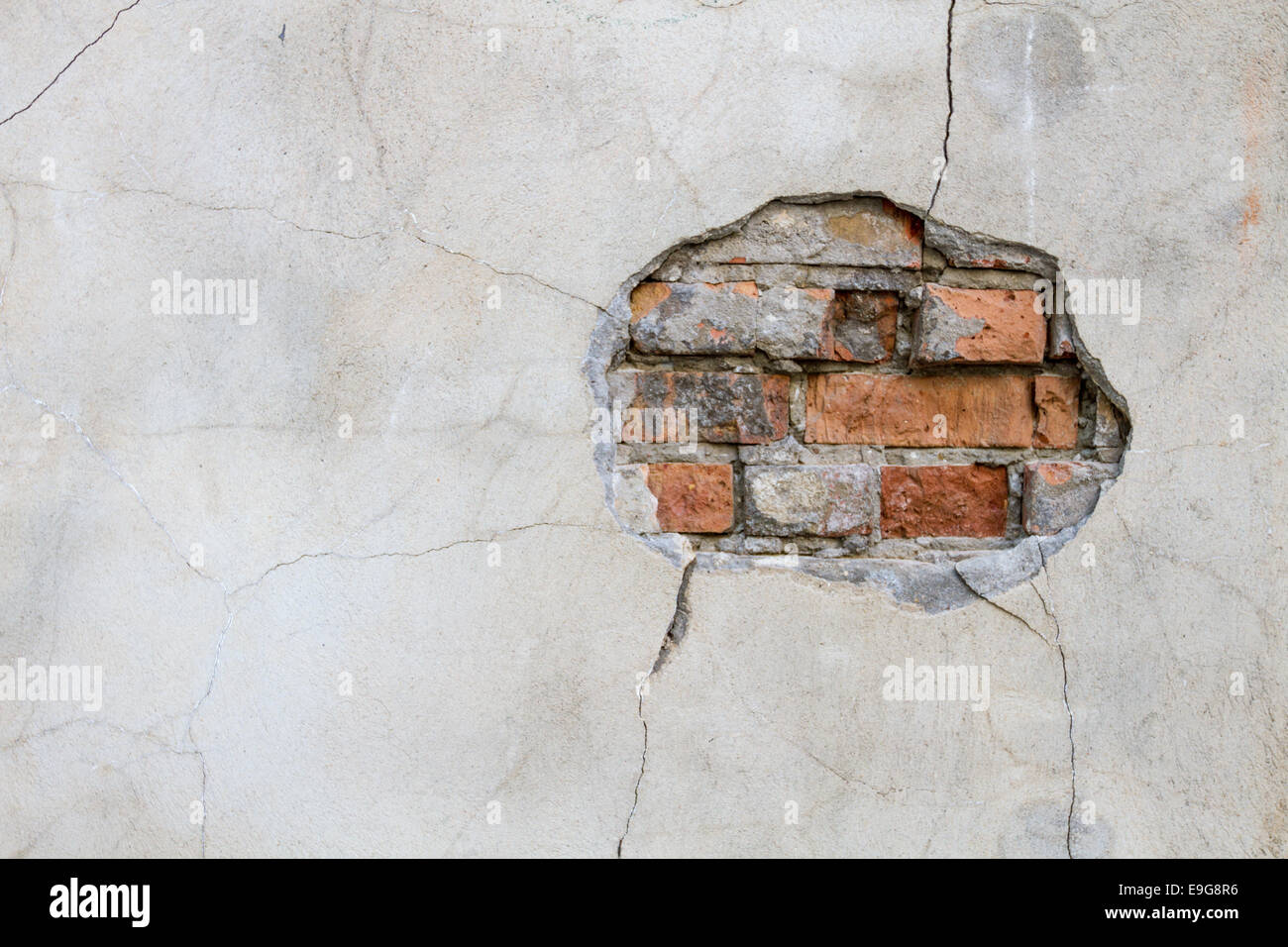 Trou dans un mur de briques rouges à out Banque D'Images