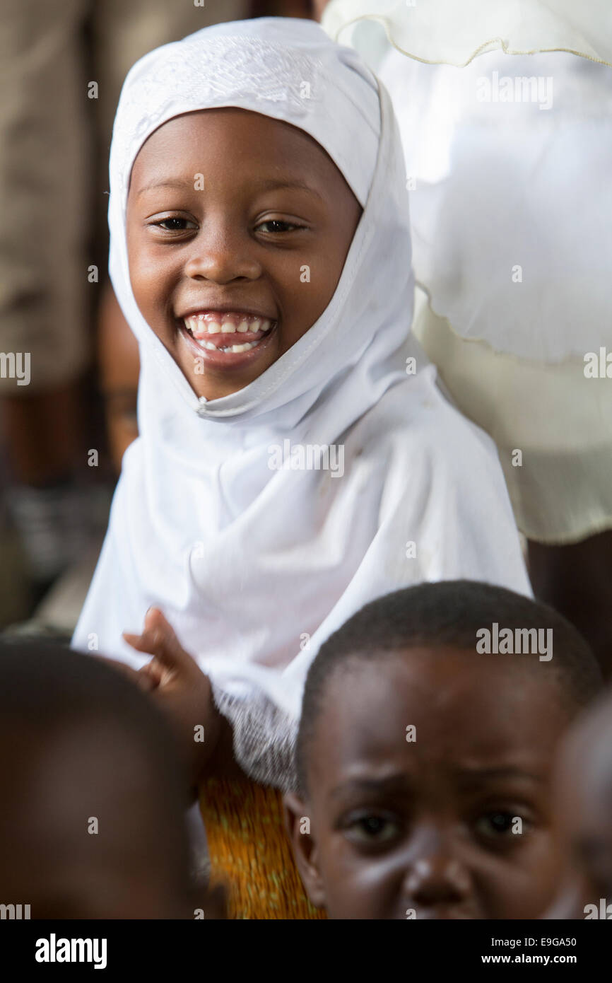 Fille lors d'une école primaire à Dar es Salaam, Tanzanie, Afrique de l'Est. Banque D'Images