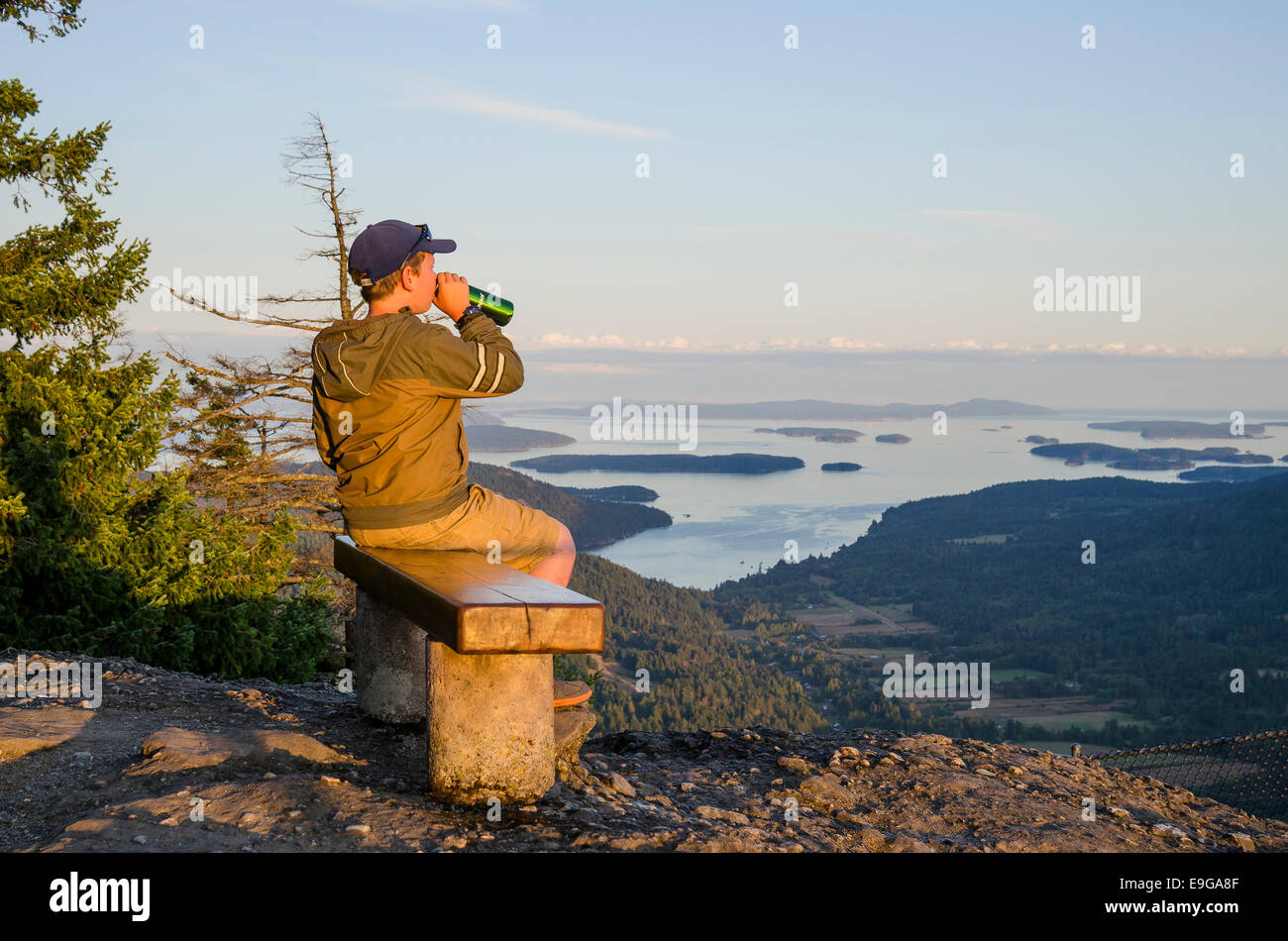 Garçon bénéficie d'avis de Mt. Maxwell, Salt Spring Island, British Columbia, Canada Banque D'Images