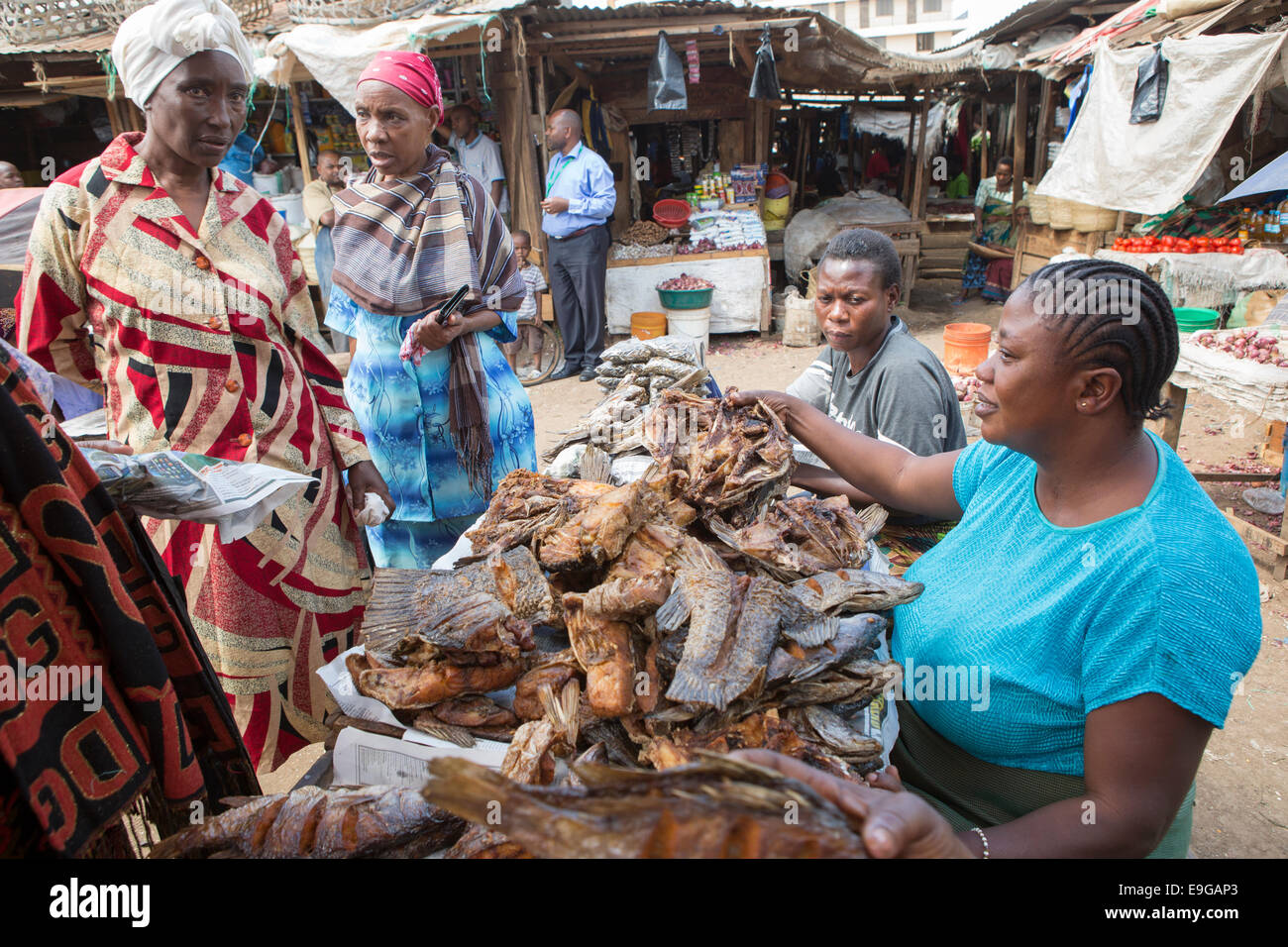 Vendeur de poisson fumé à Moshi, Tanzanie, Afrique de l'Est. Banque D'Images