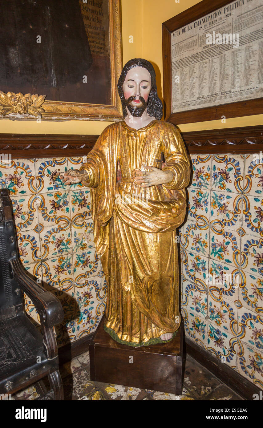 Statue de Jésus Christ vêtu d'une robe dorée dans la maison coloniale historique, la Casa Solariega de Aliaga, Lima, Pérou, accueil de Francisco Pizarro Banque D'Images