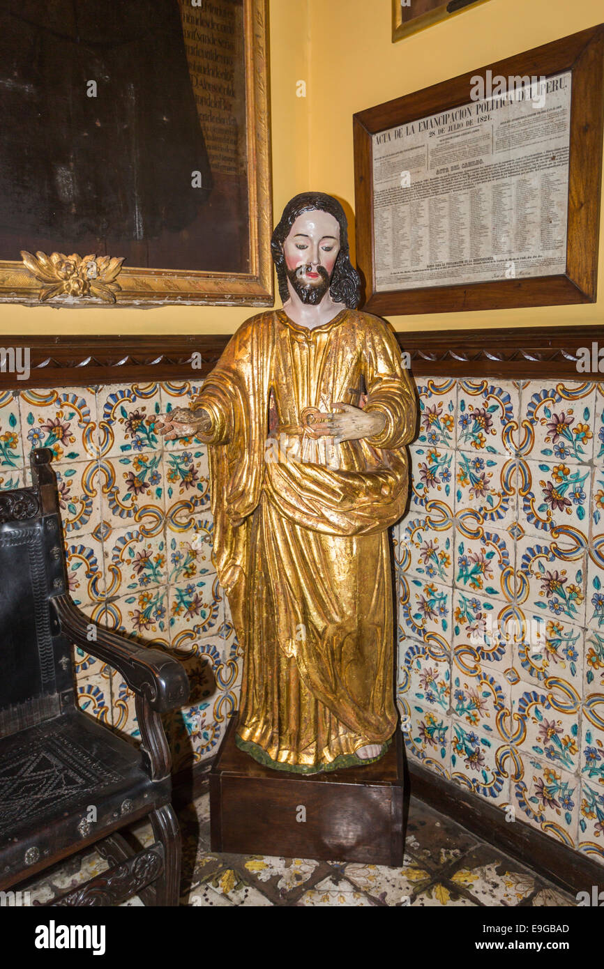 Statue de Jésus Christ vêtu d'une robe dorée dans la maison coloniale historique, la Casa Solariega de Aliaga, Lima, Pérou, accueil de Francisco Pizarro Banque D'Images