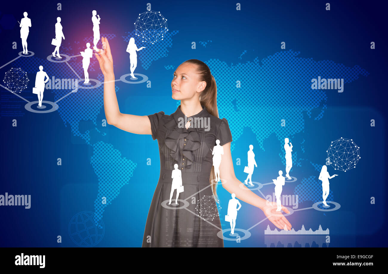 Beau portrait en tenue d'appuie sur le bouton virtuel. Carte du monde et des silhouettes Banque D'Images