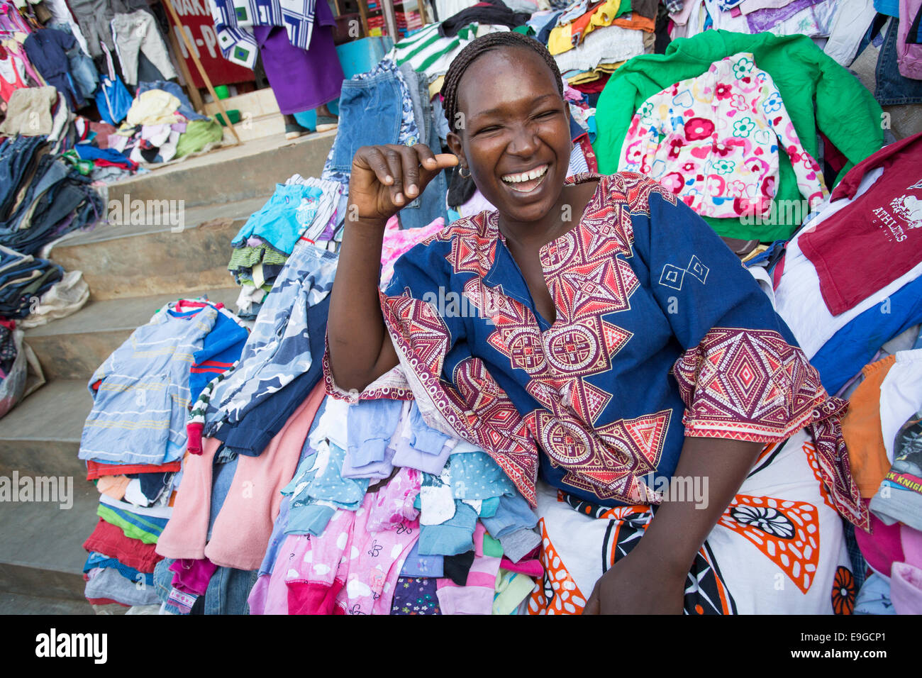 Vendeur de vêtements au marché à Moshi, Tanzanie, Afrique de l'Est. Banque D'Images