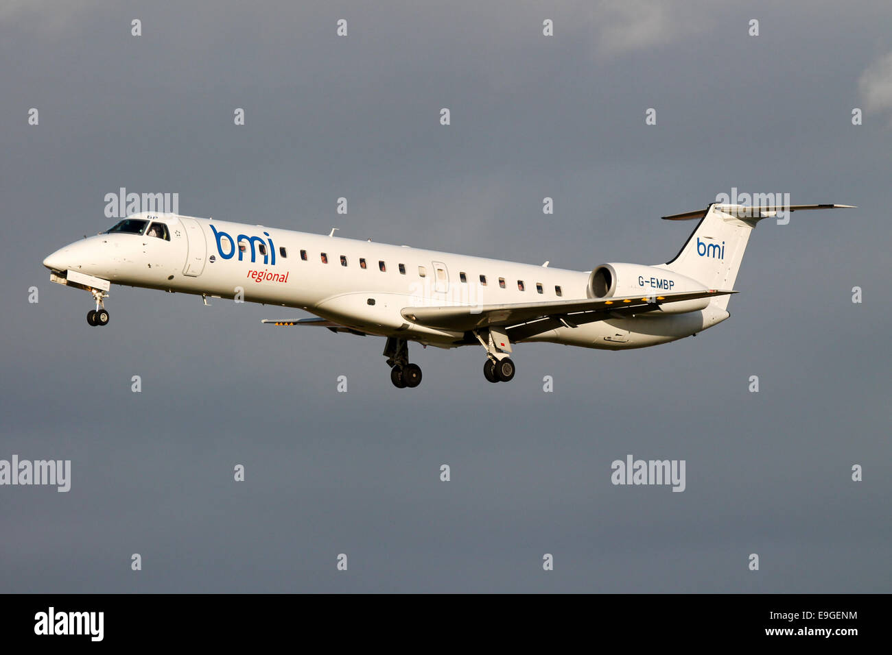 Embraer 145 bmi regional piste approches 23R à l'aéroport de Manchester. Banque D'Images