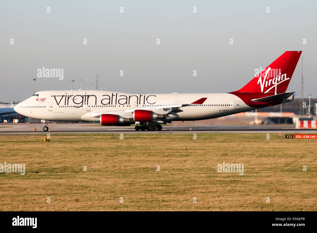 Boeing 747-400 de Virgin Atlantic accélère vers le bas la piste 23R à l'aéroport de Manchester. Banque D'Images