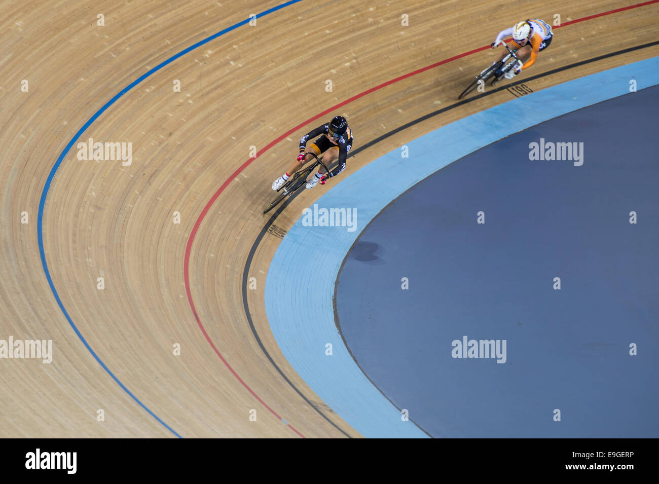 Laura Trott gagne la révolution des femmes 46 Élimination de course Omnium à Marianne Vos le Vélodrome de Londres Banque D'Images