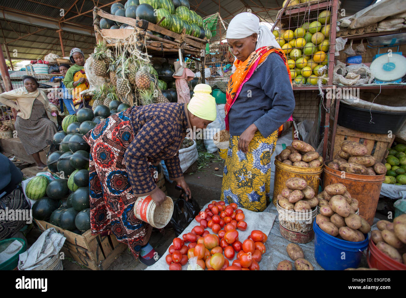 Les vendeurs dans le marché central à Arusha, Tanzanie, Afrique de l'Est. Banque D'Images