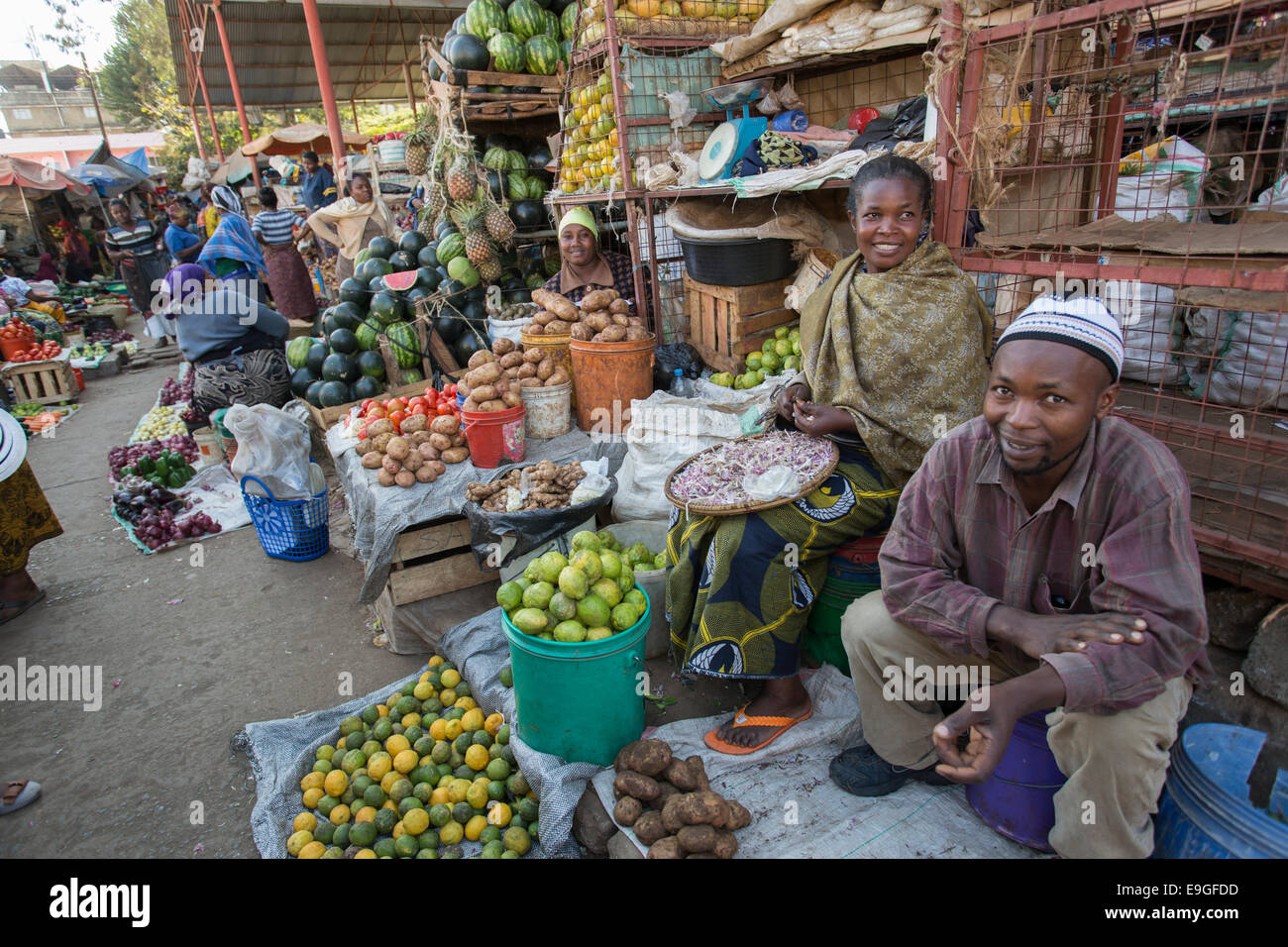 Les vendeurs dans le marché central à Arusha, Tanzanie, Afrique de l'Est. Banque D'Images