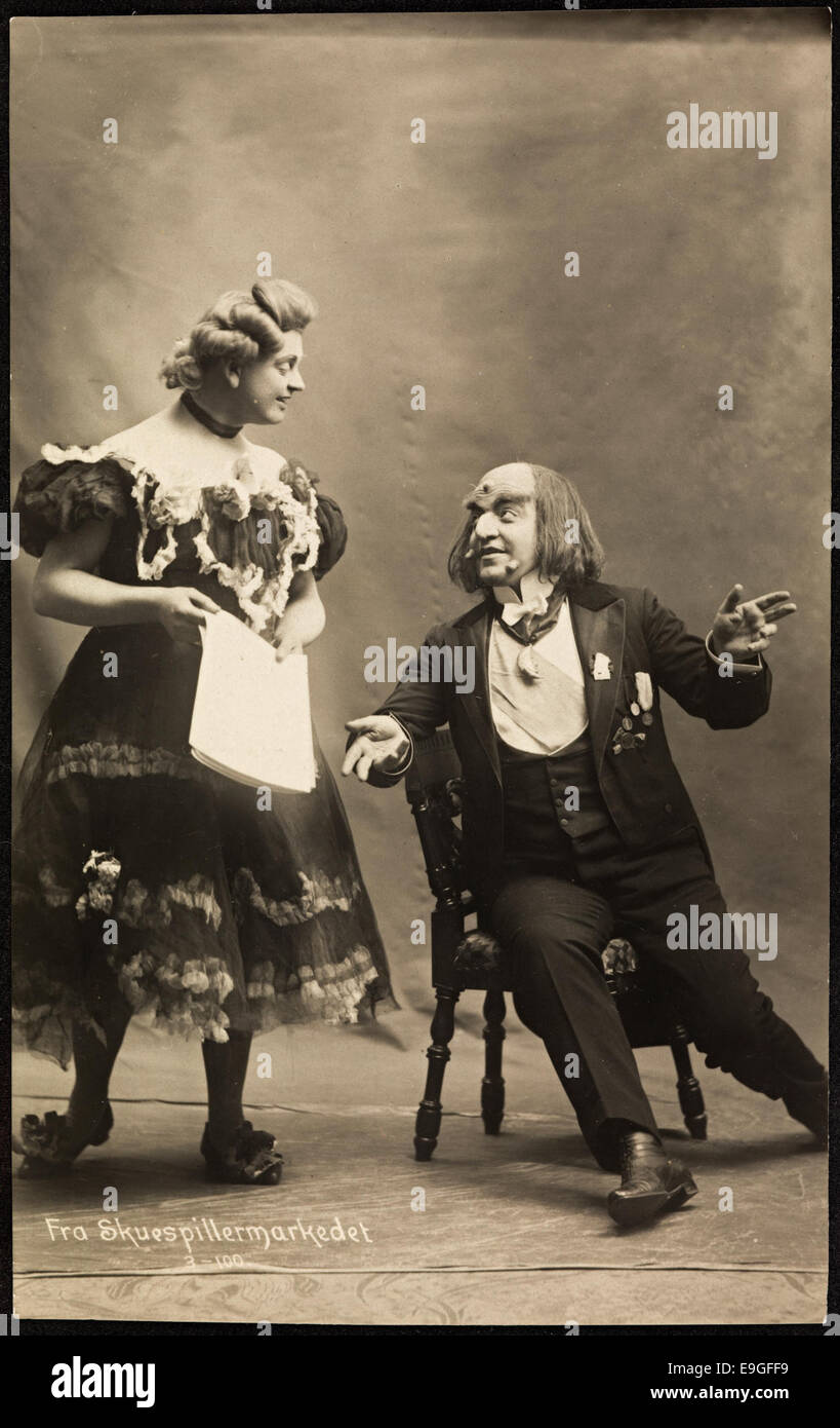 Carte postale vintage représentant des acteurs dans une scène théâtrale. La photographie illustre la nature dramatique des représentations théâtrales au début du XXe siècle en Norvège. Les acteurs, en costume, représentent une représentation emblématique des arts de la scène à cette époque. L'image a été produite par Kunstforlaget National AS et fait partie de la collection de la Bibliothèque nationale de Norvège. Banque D'Images