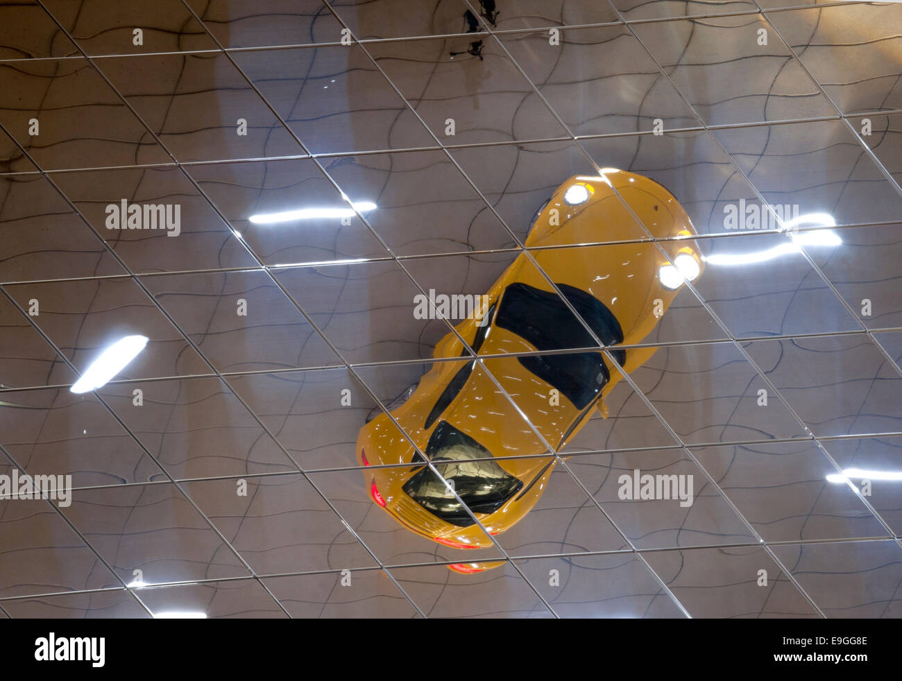La réflexion de Porsche. 2008 997 911 Carrera 2 pris en compte dans le plafond à l'extérieur du Musée Porsche, Stuttgart Banque D'Images