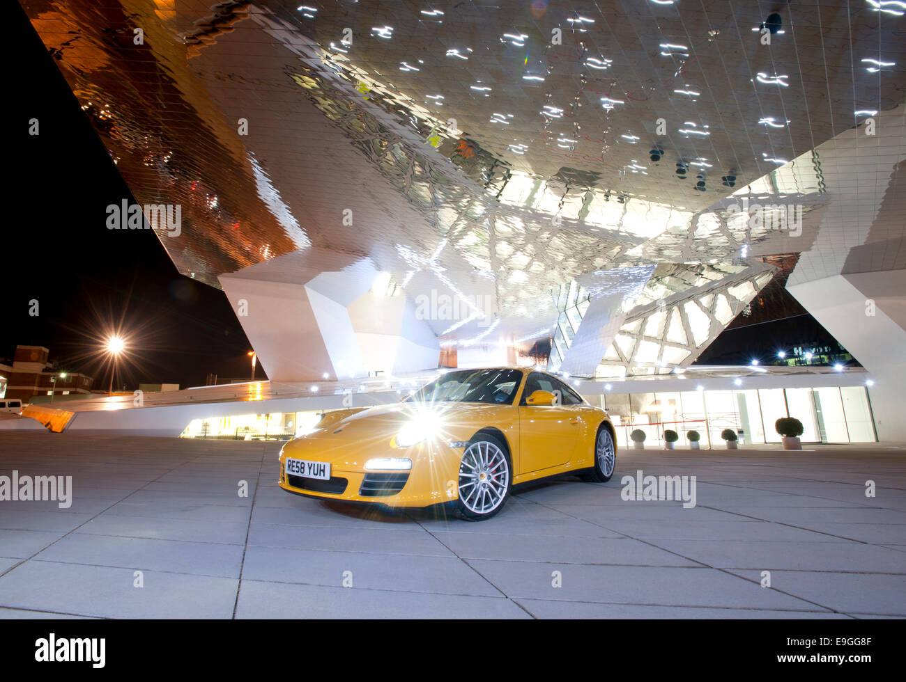 2008 997 911 Carrera 2 à l'extérieur de l'entrée pour le Musée Porsche, Stuttgart Banque D'Images
