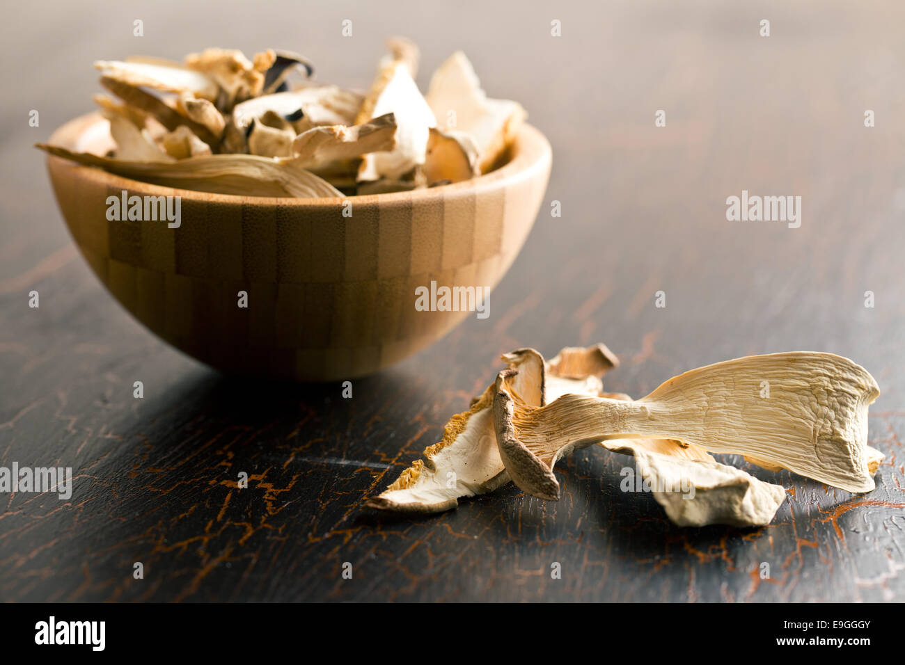Les champignons séchés sur l'ancienne table Banque D'Images