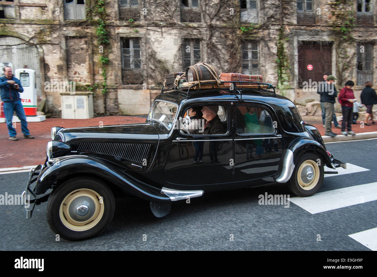 Citroën Traction Avant pendant l'embouteillage de la Route Nationale 7, passe pour voitures classiques à Lapalisse, France Banque D'Images