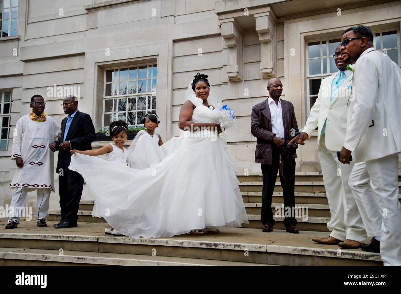 Hôtel de ville de Hackney. registry office mariage. Mariée vêtus de blanc sur le point d'entrer, avec de jeunes demoiselles tenant son train. Banque D'Images